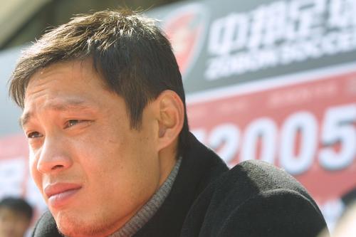 他们在贫瘠的家乡粗劣地仿制现代，并与这些流行符号共同构成了上世纪80年代初的时代中国。